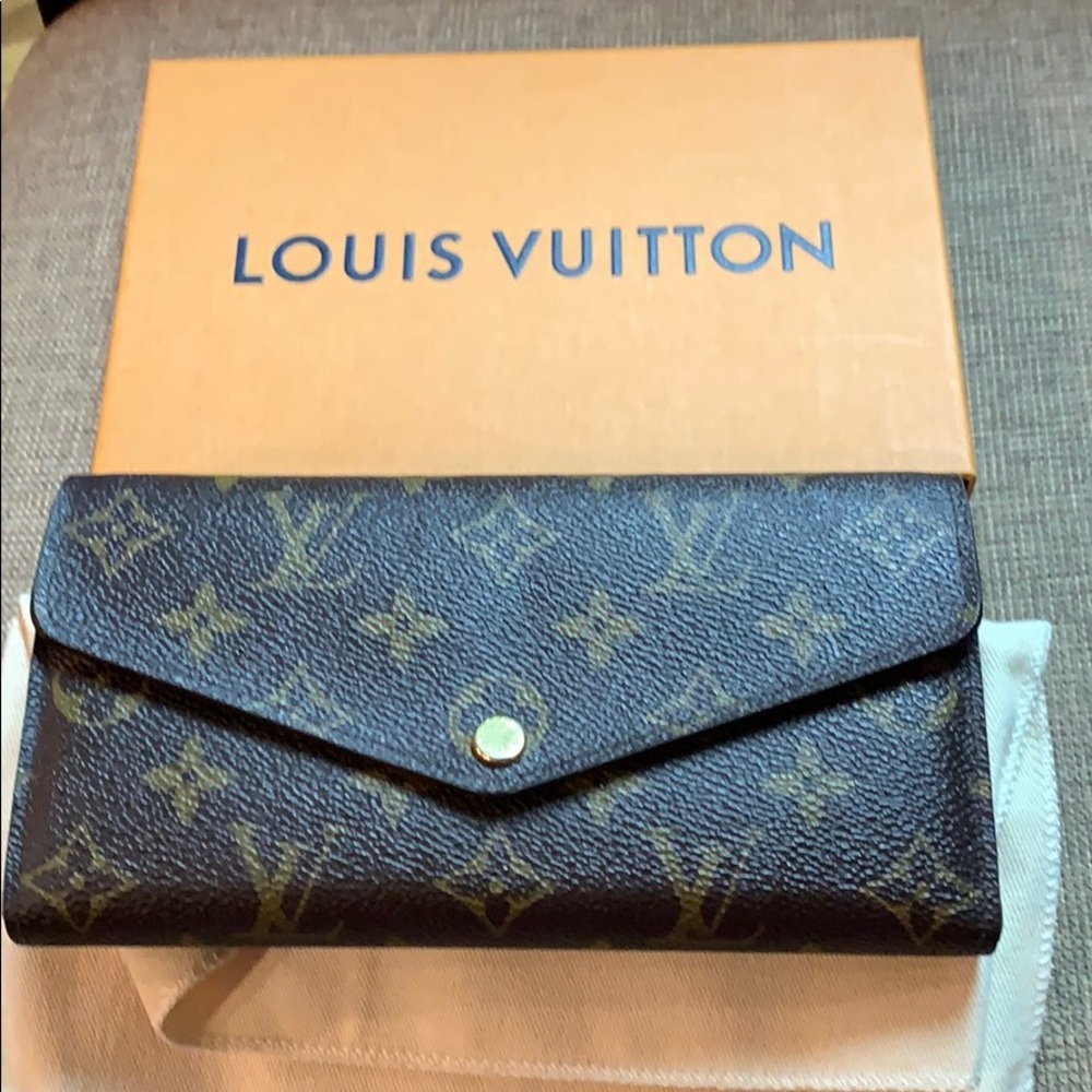 Louis Vuitton - Picture 7 of 8